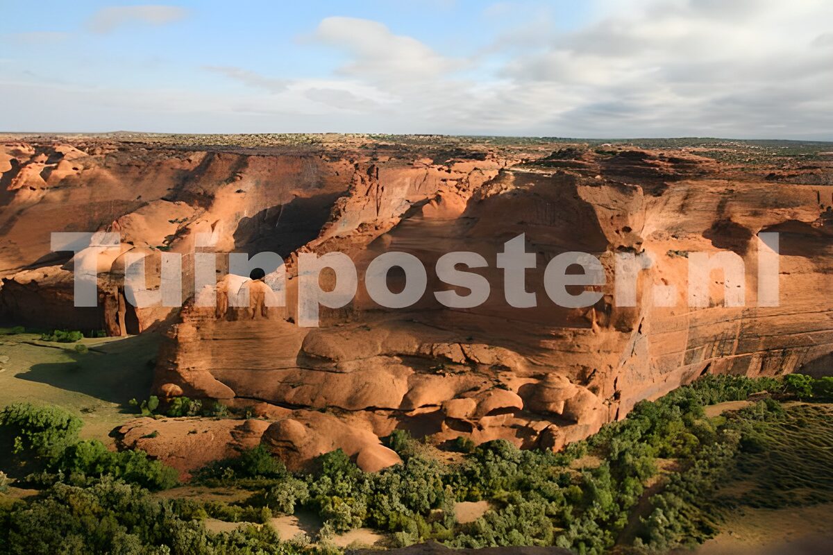 Parete rossa sul verde del canyon