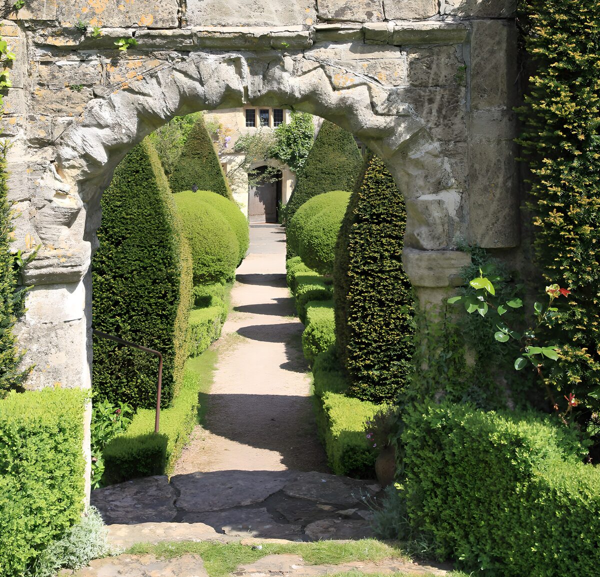 PDGIT2644194: Arco di pietra sul giardino al sole