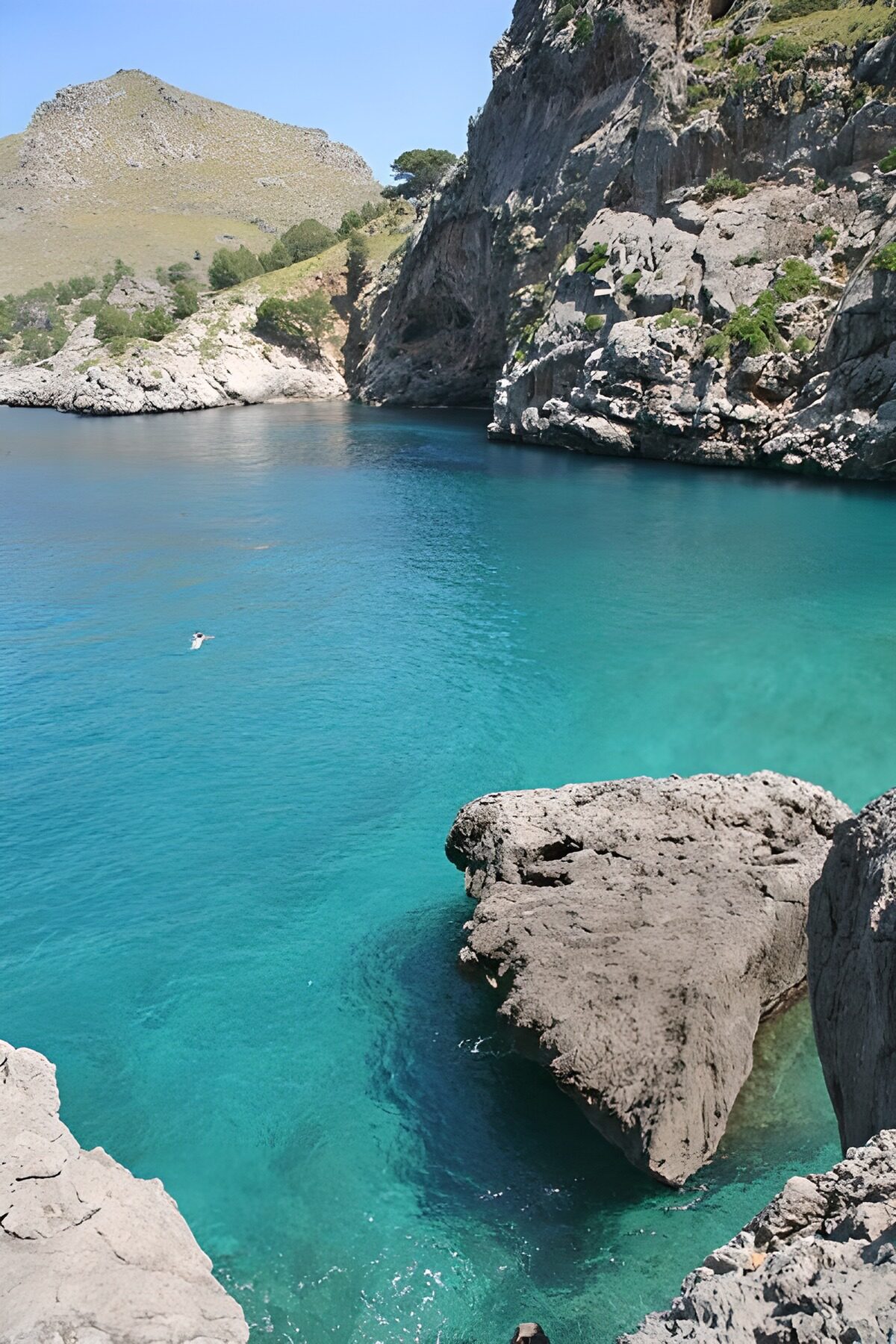 PDGIT6552379: Cala rocciosa dalle acque turchesi