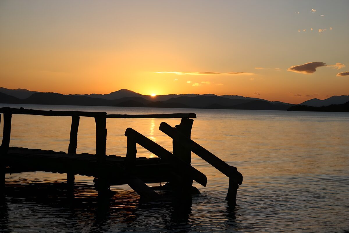 PDGIT8398409: Pontile in legno sul lago al tramonto