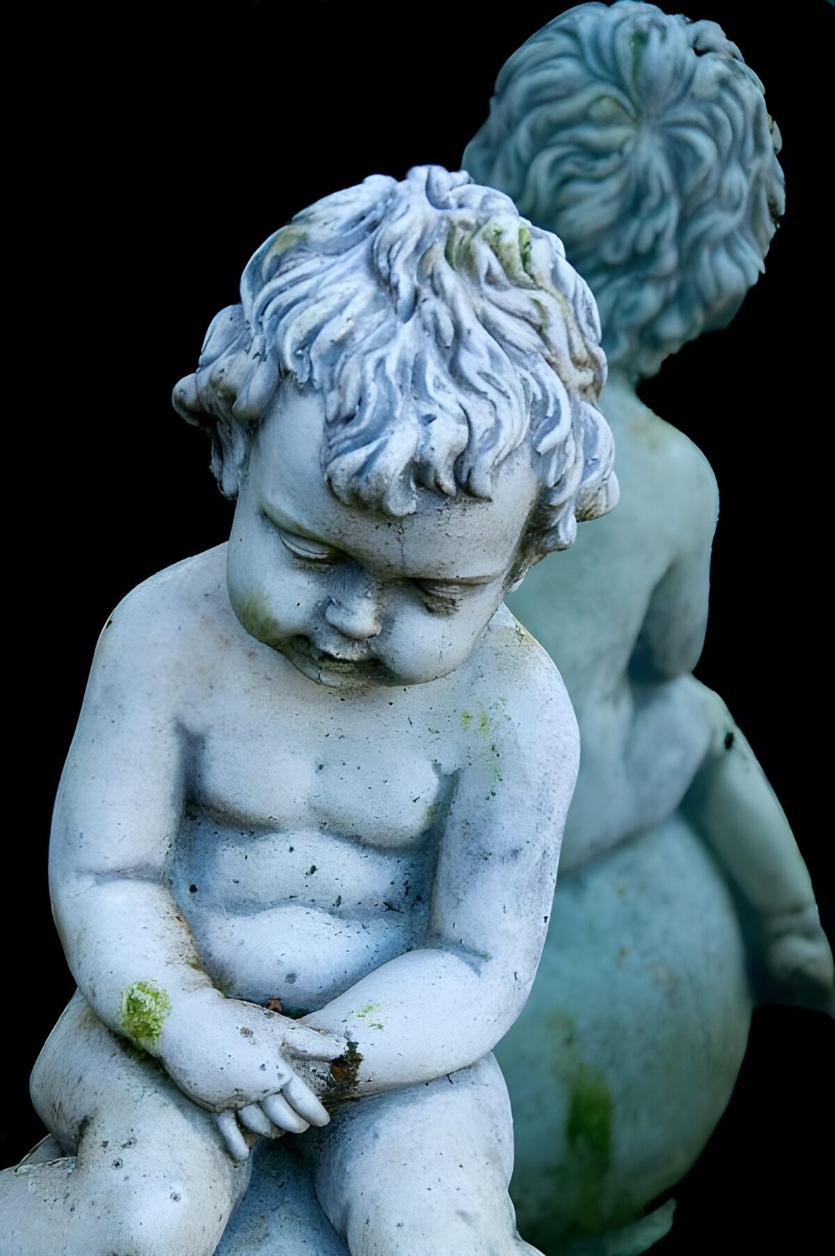 PDGIT4056386: Due bambini di pietra in raccoglimento