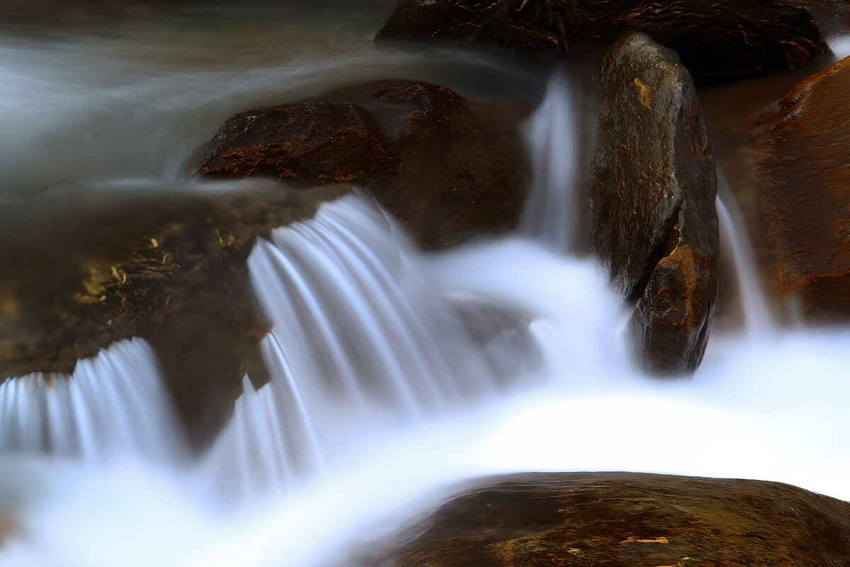 PDGIT2349935: Piccole cascate tra rocce scure