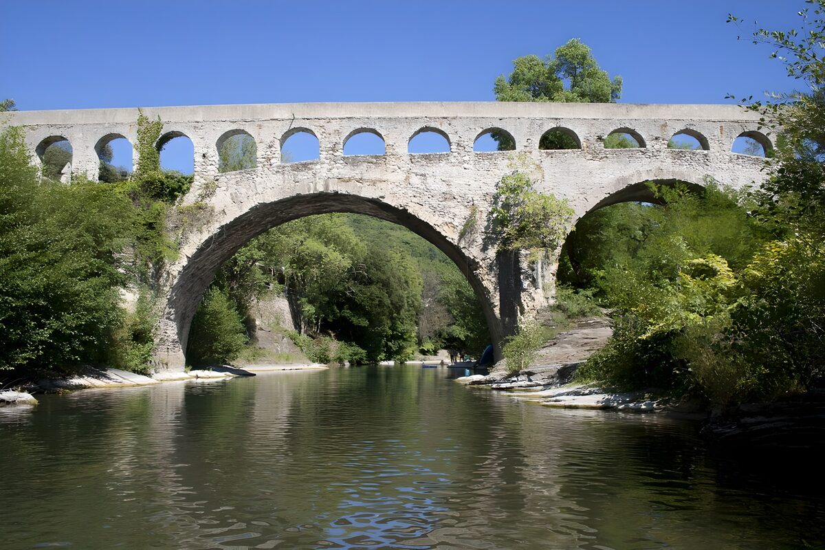 PDGIT7655453: Vecchio ponte in pietra sul fiume