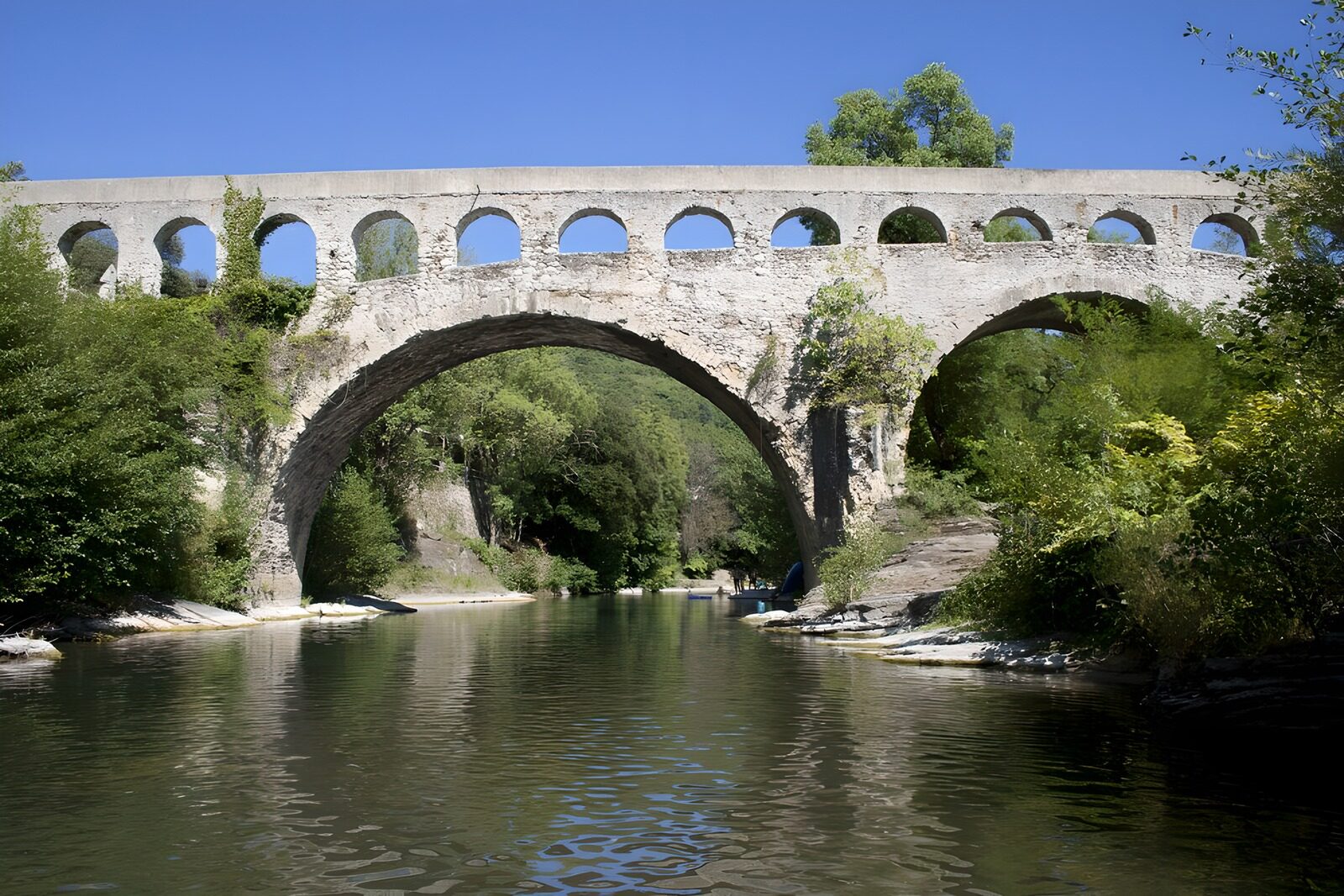 PDGIT7655453: Vecchio ponte in pietra sul fiume