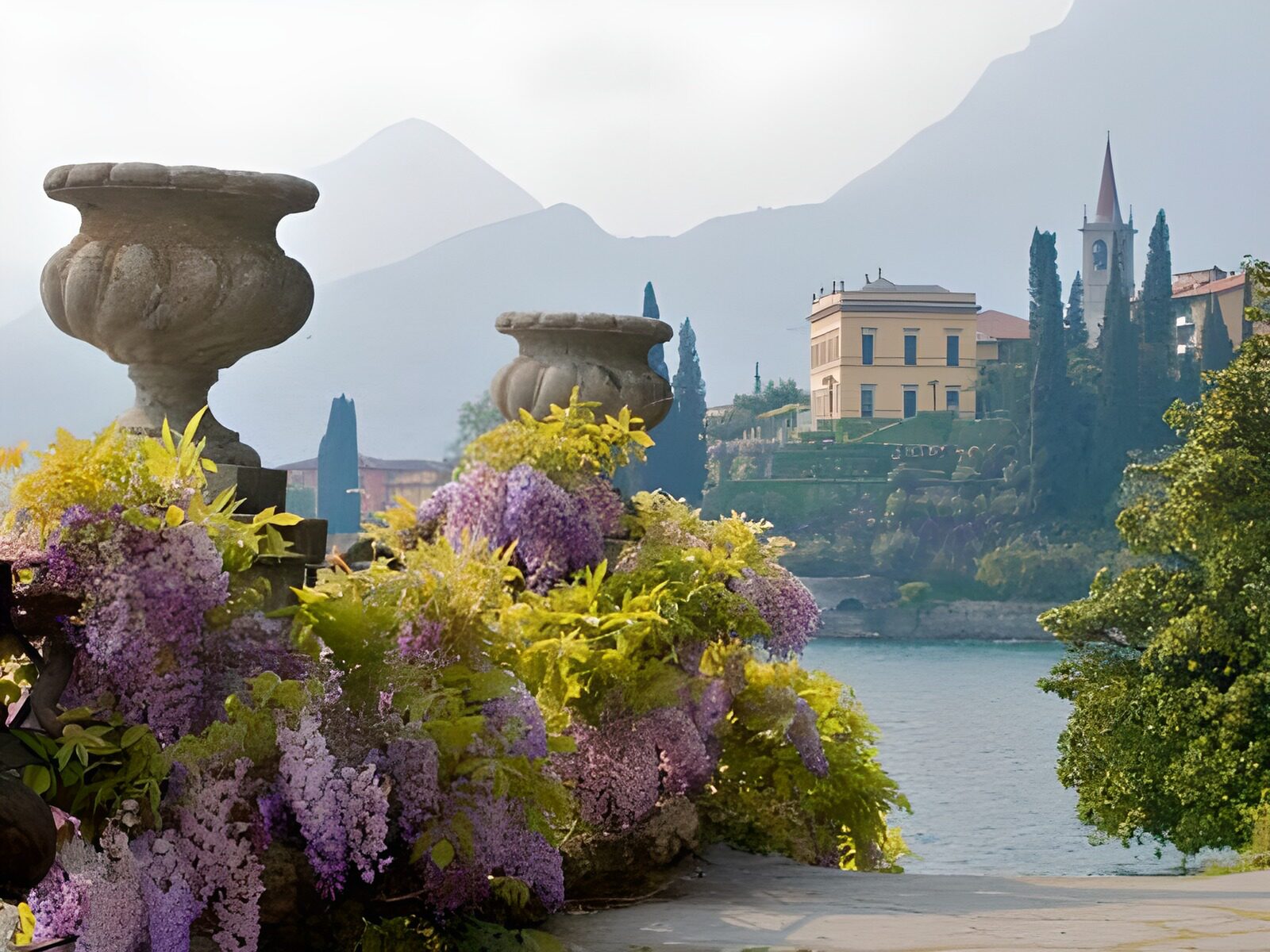 PDGIT7328329: Giardino fiorito sul lago al sole