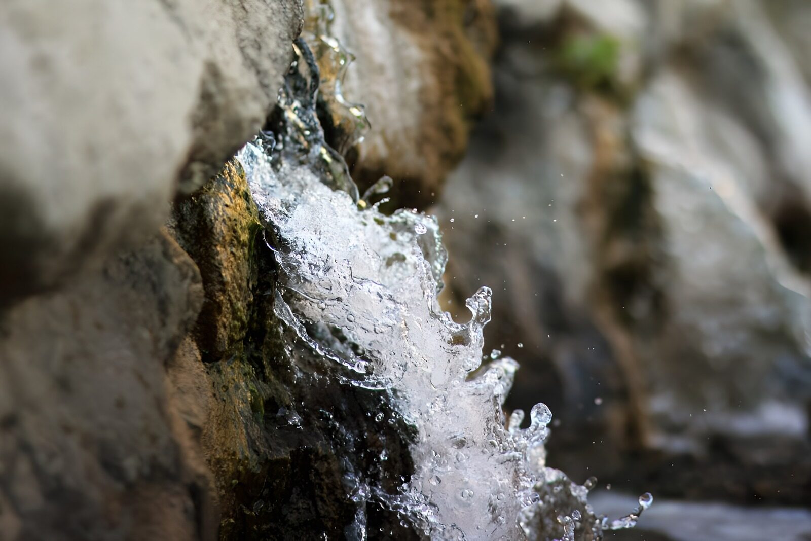 PDGIT5189583: Spruzzi d’acqua tra le rocce
