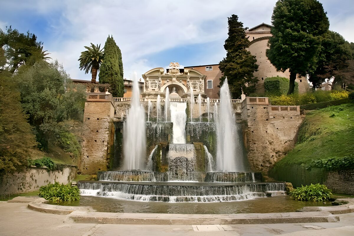 Fontana a terrazze tra palme e mura