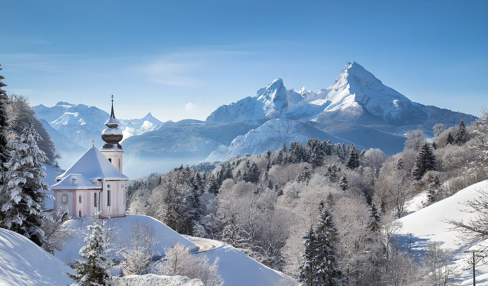 PDGIT9780821: Chiesetta rosa tra neve e montagne