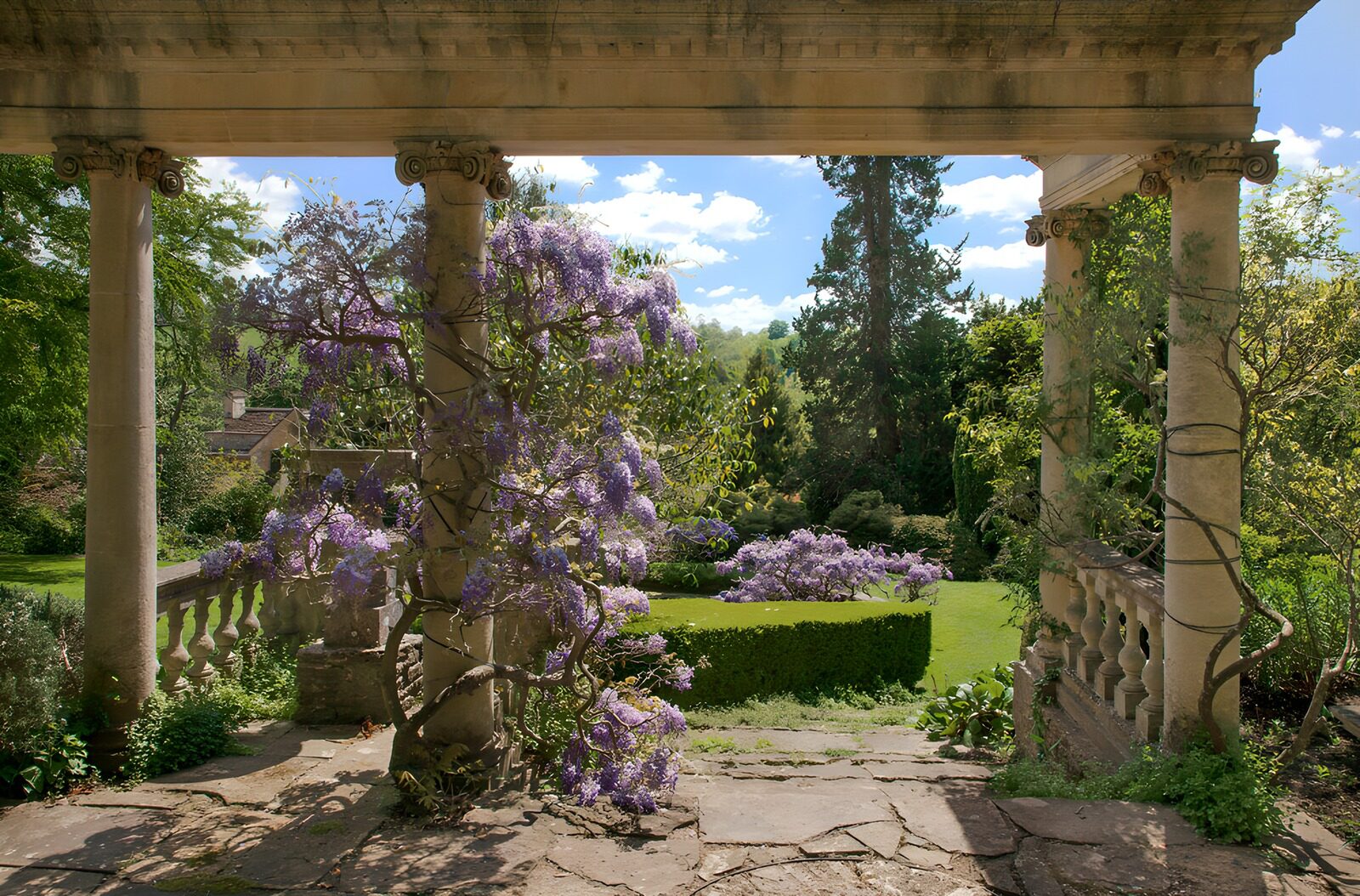PDGIT6372468: Portico di pietra con glicine in fiore
