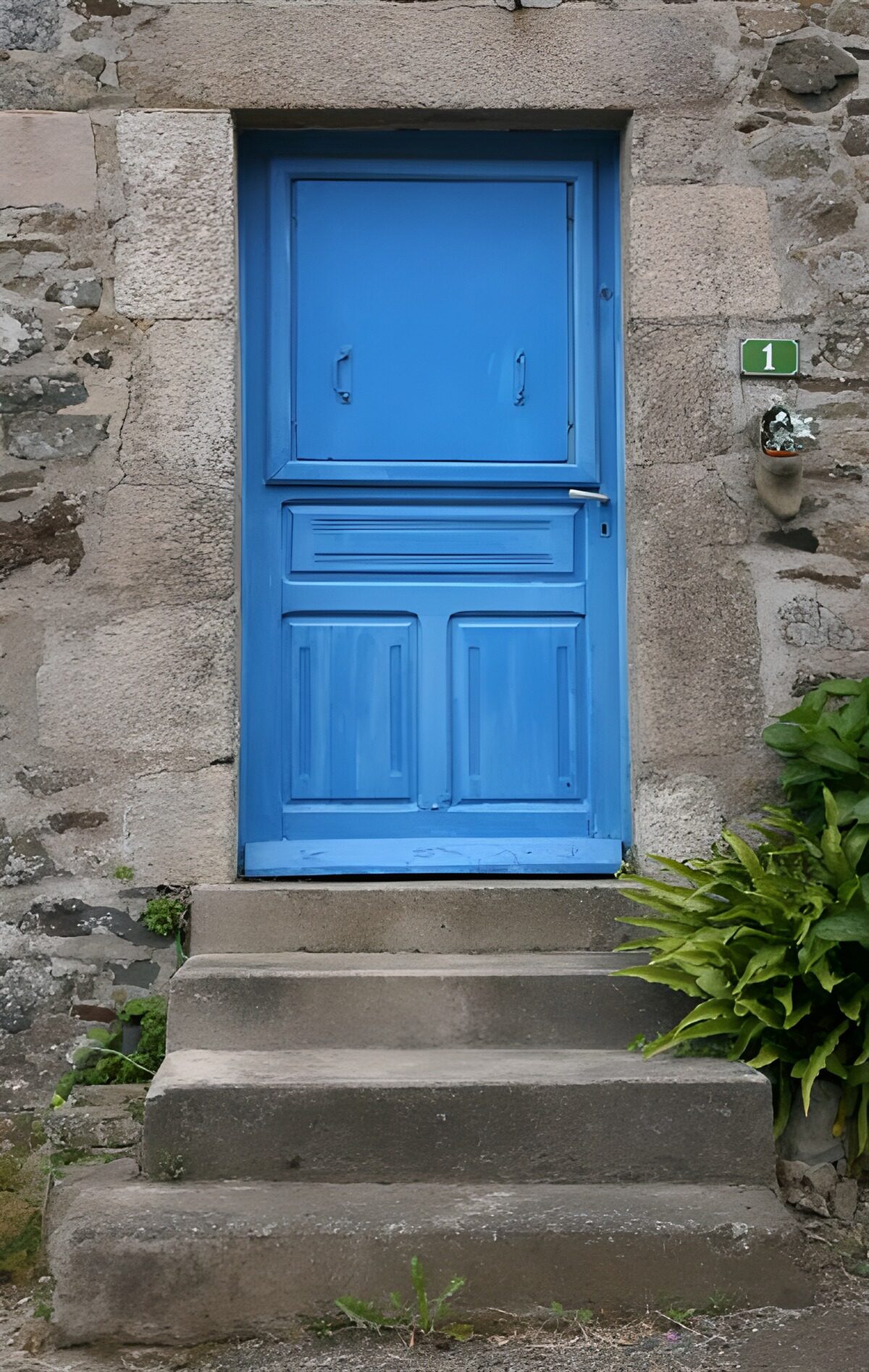 PDGIT1981471: Porta blu tra pietra e verde