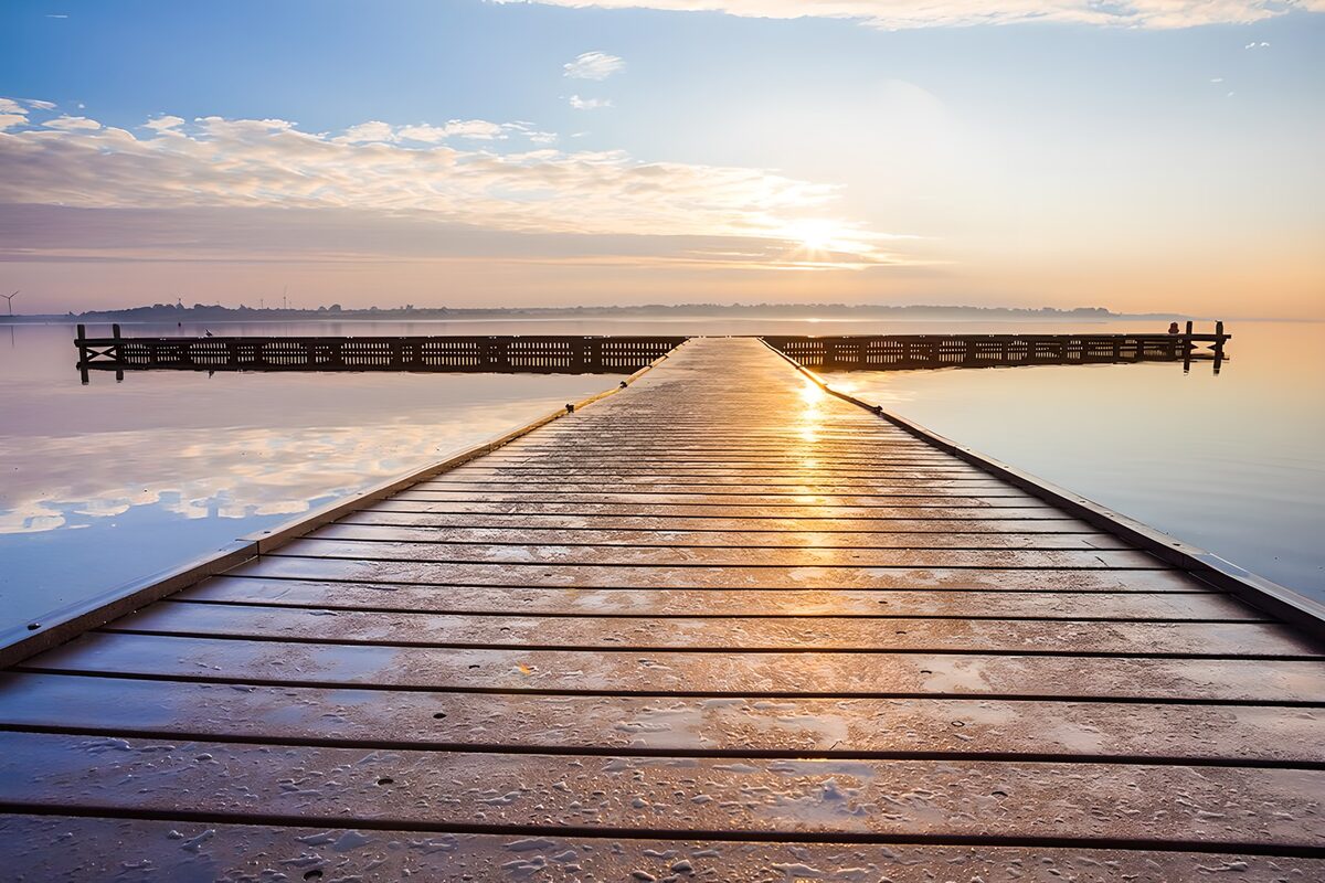 PDGIT3971359: Pontile in legno nella luce dorata