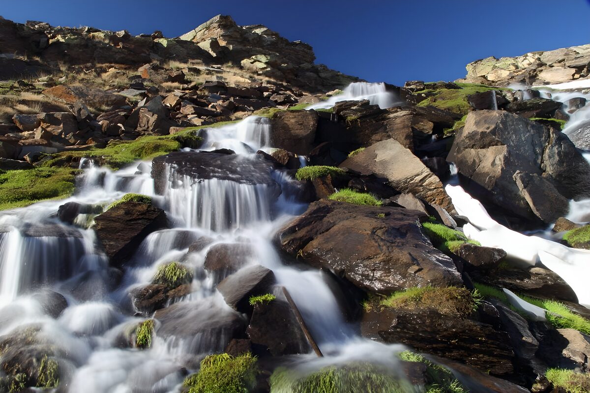 PDGIT3658821: Cascate di montagna tra rocce al sole