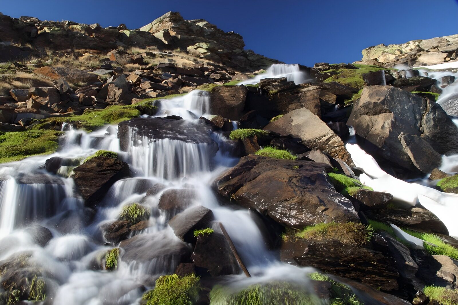 PDGIT3658821: Cascate di montagna tra rocce al sole