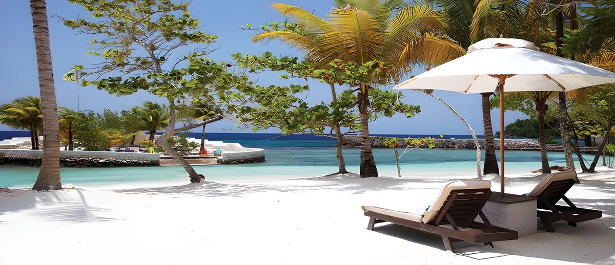 PDGIT2208084: Due lettini sulla spiaggia tropicale