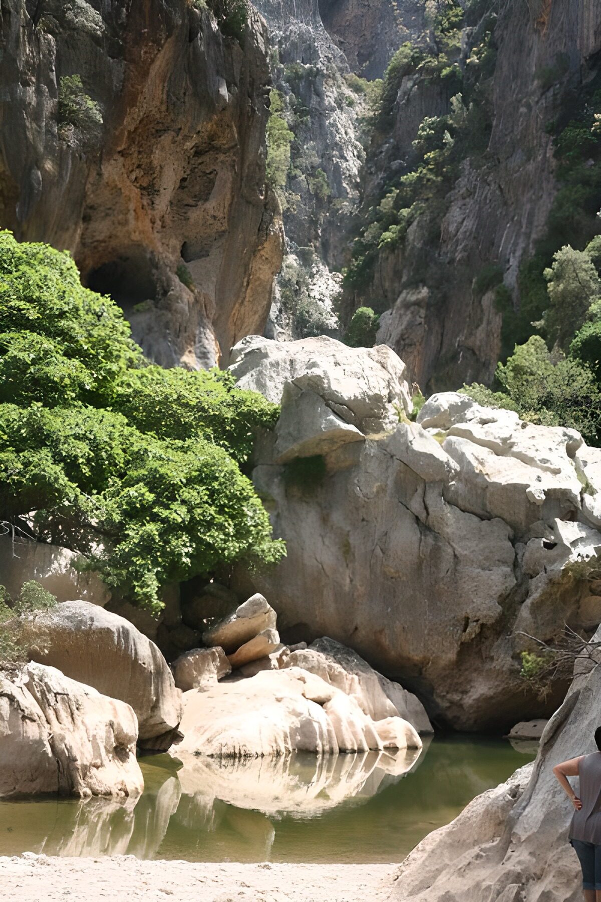Pozza verde tra le alte pareti della gola
