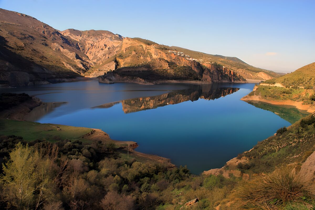 PDGIT9549587: Lago calmo tra scogliere d’ocra