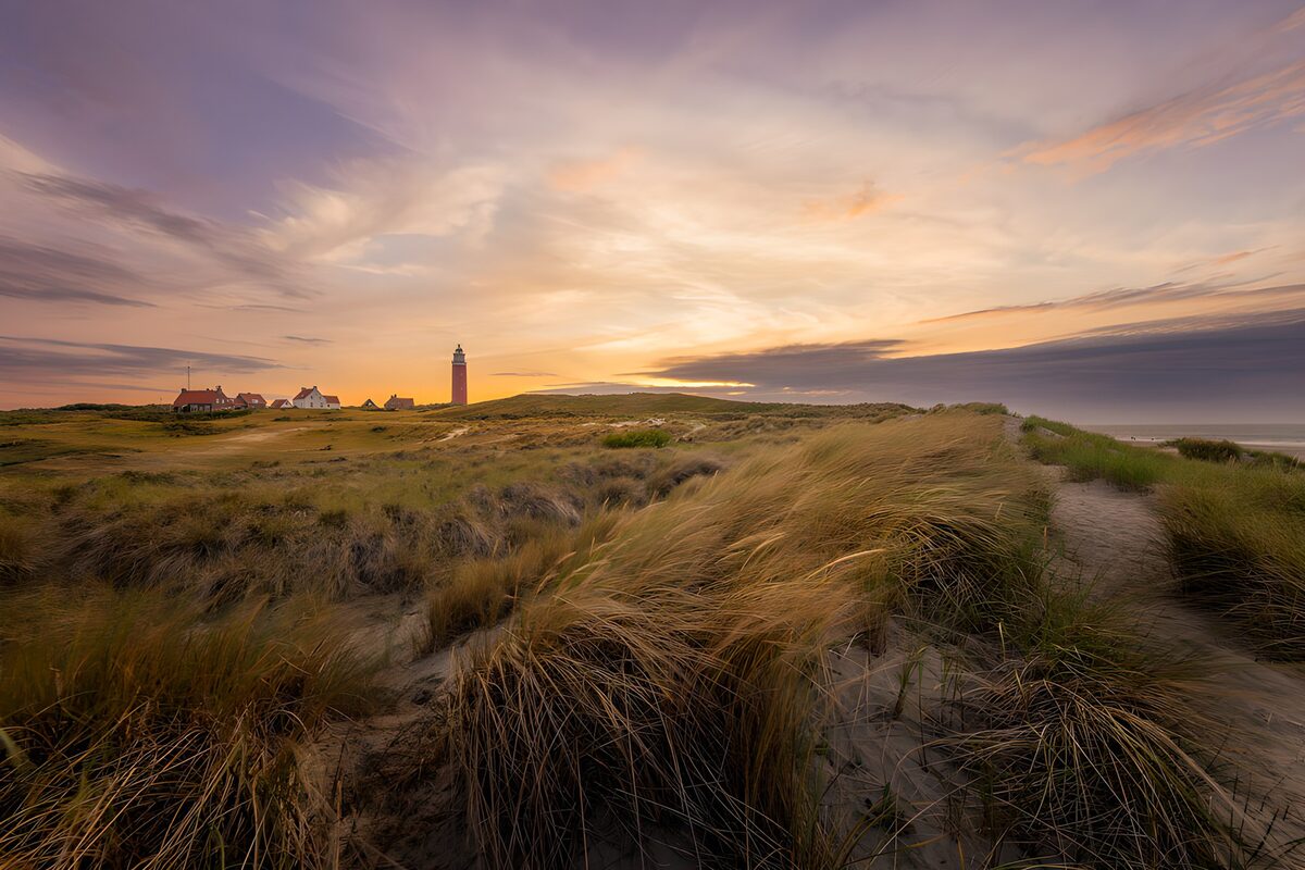 PDGIT9071216: Dune e faro al tramonto