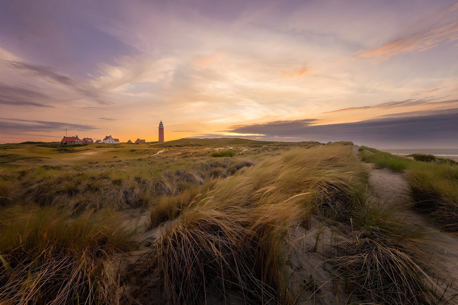 PDGIT9071216: Dune e faro al tramonto