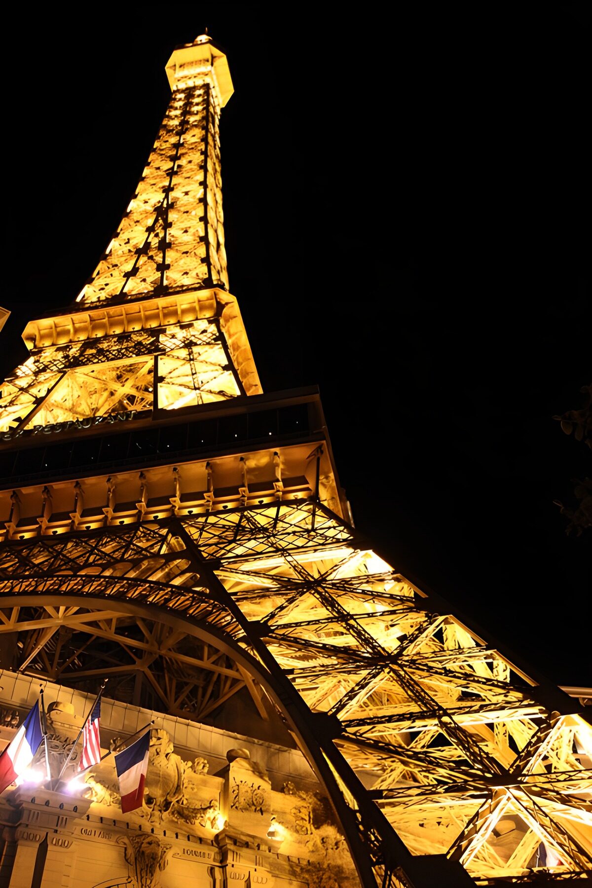 Replica della torre Eiffel di notte
