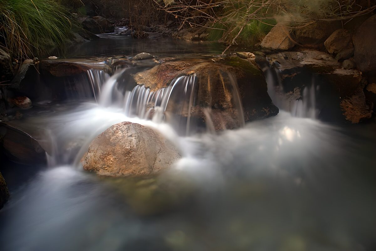 Piccole cascate tra rocce e quiete