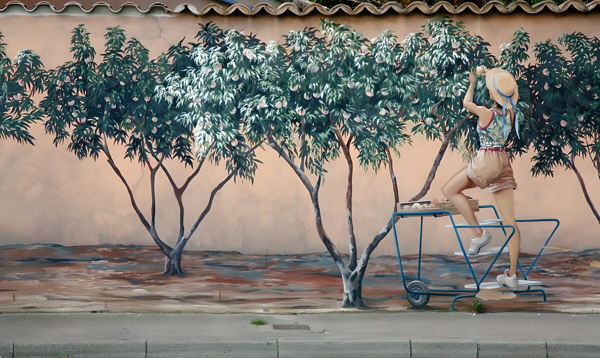Murale con ragazza tra gli alberi da frutto