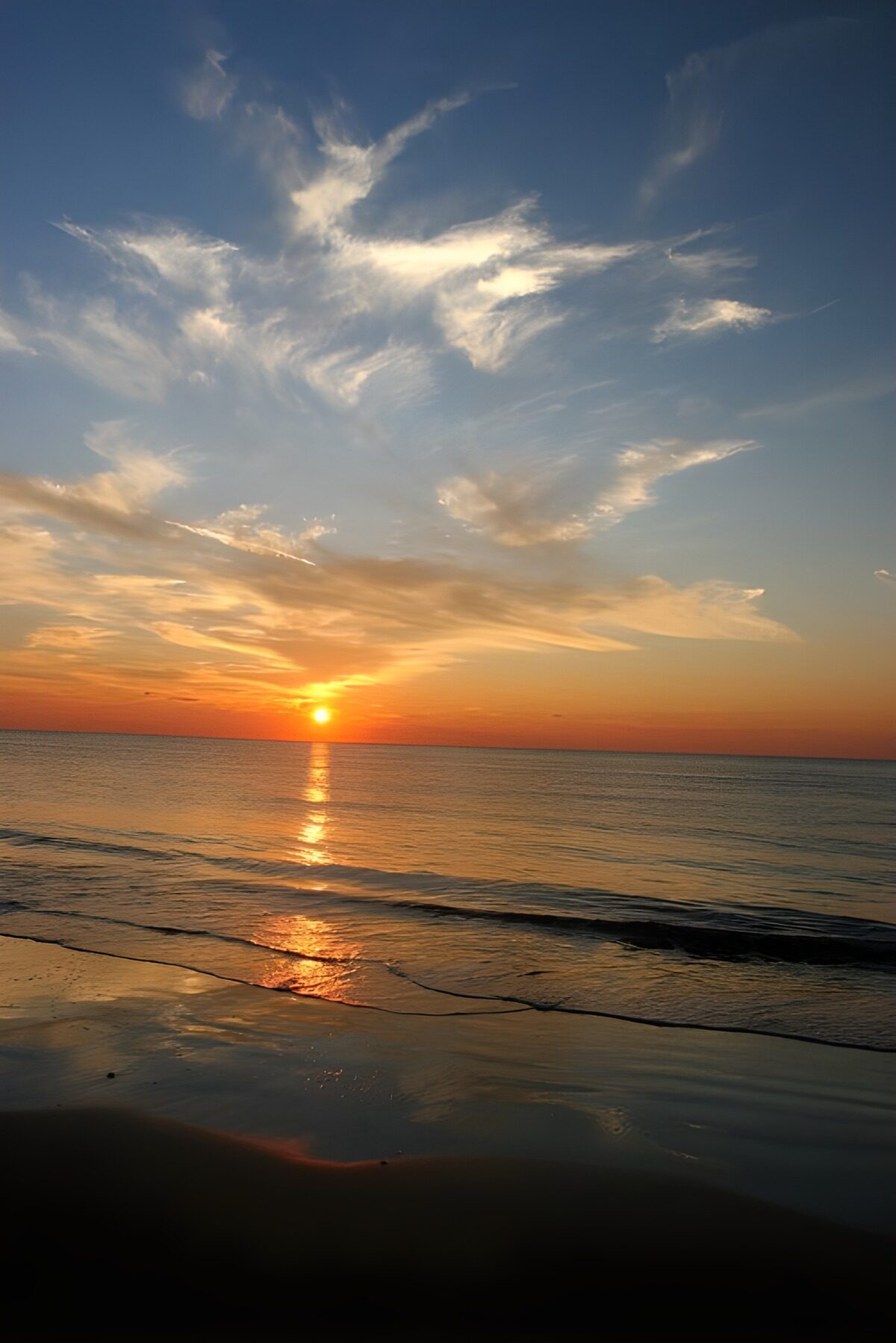 PDGIT2342886: Tramonto sul mare e sulla sabbia bagnata
