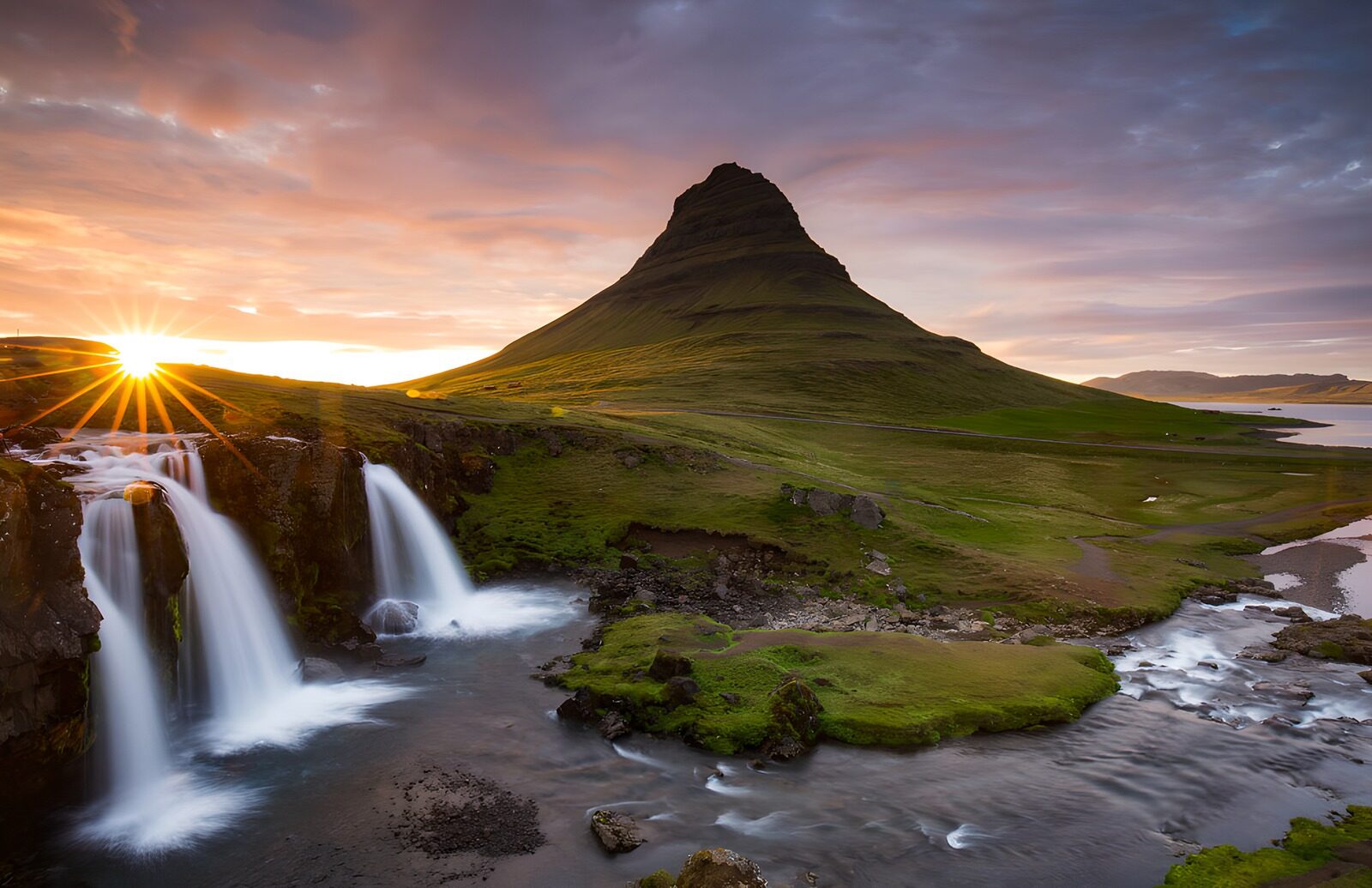 PDGIT5253262: Cascate e montagna al tramonto in Islanda