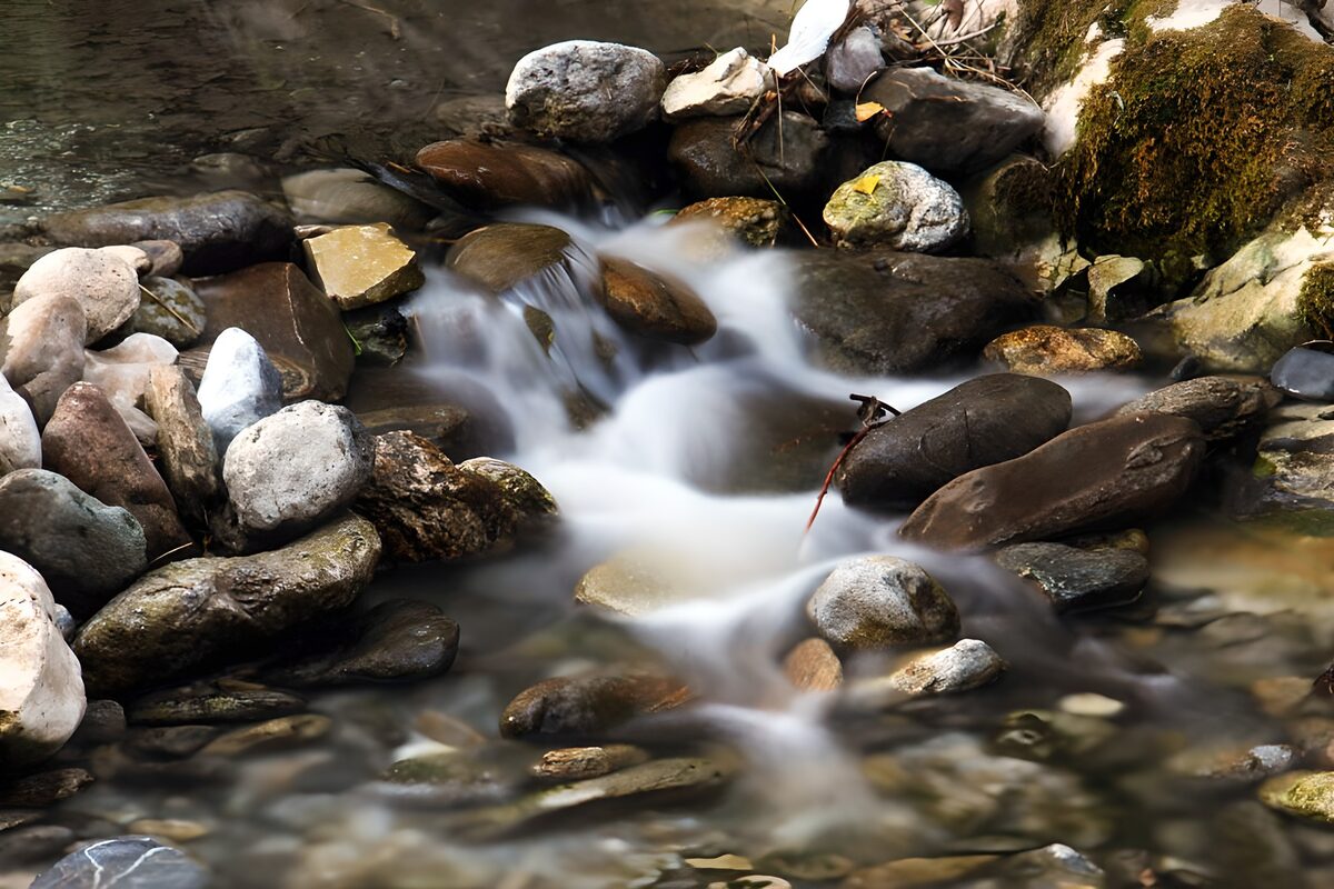 PDGIT6754372: Ruscello tra rocce e morbide cascate