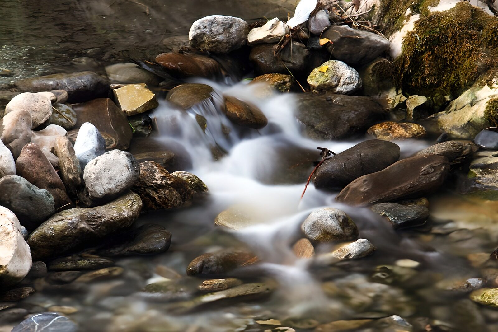 PDGIT6754372: Ruscello tra rocce e morbide cascate