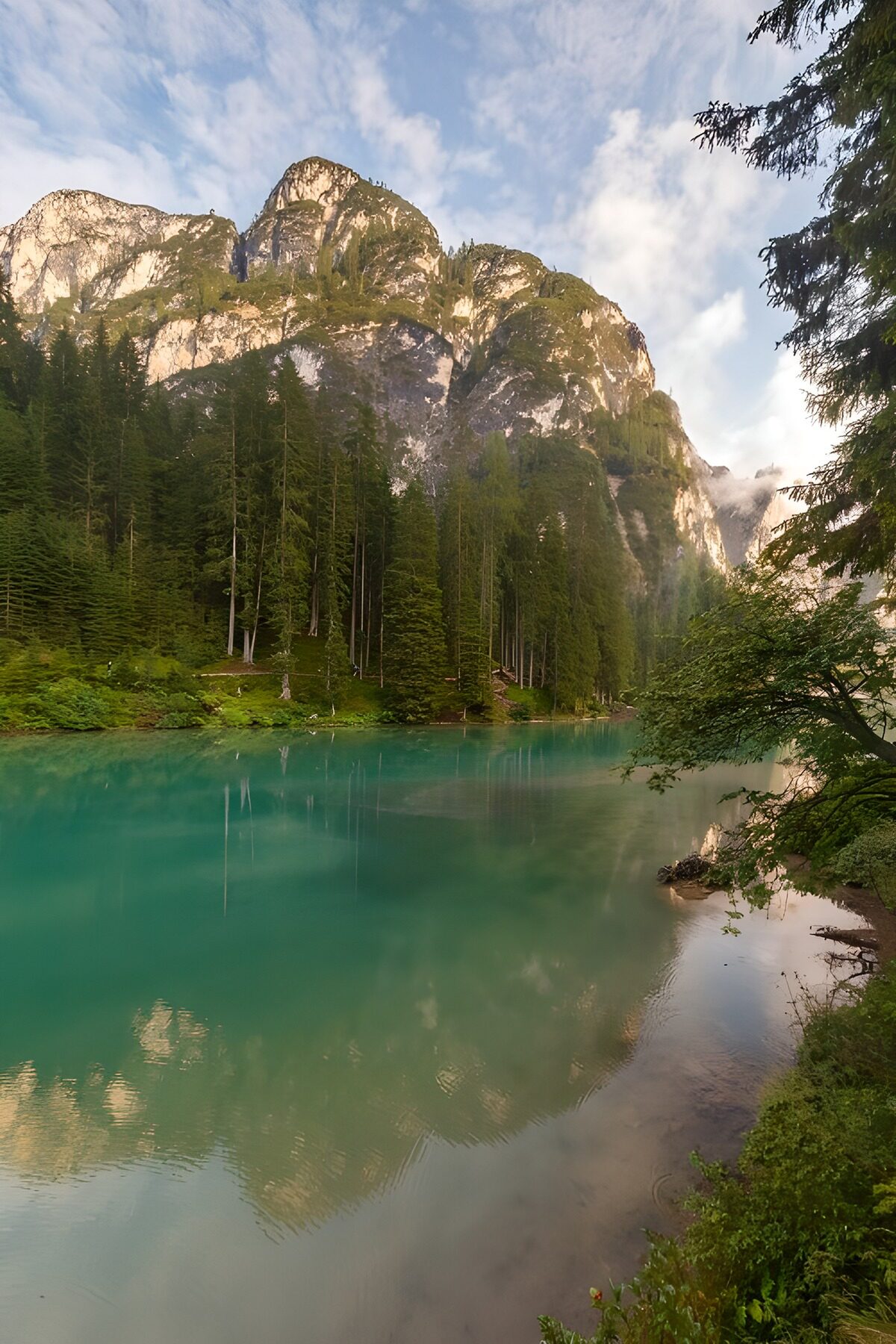 Montagne riflesse in un silenzio turchese