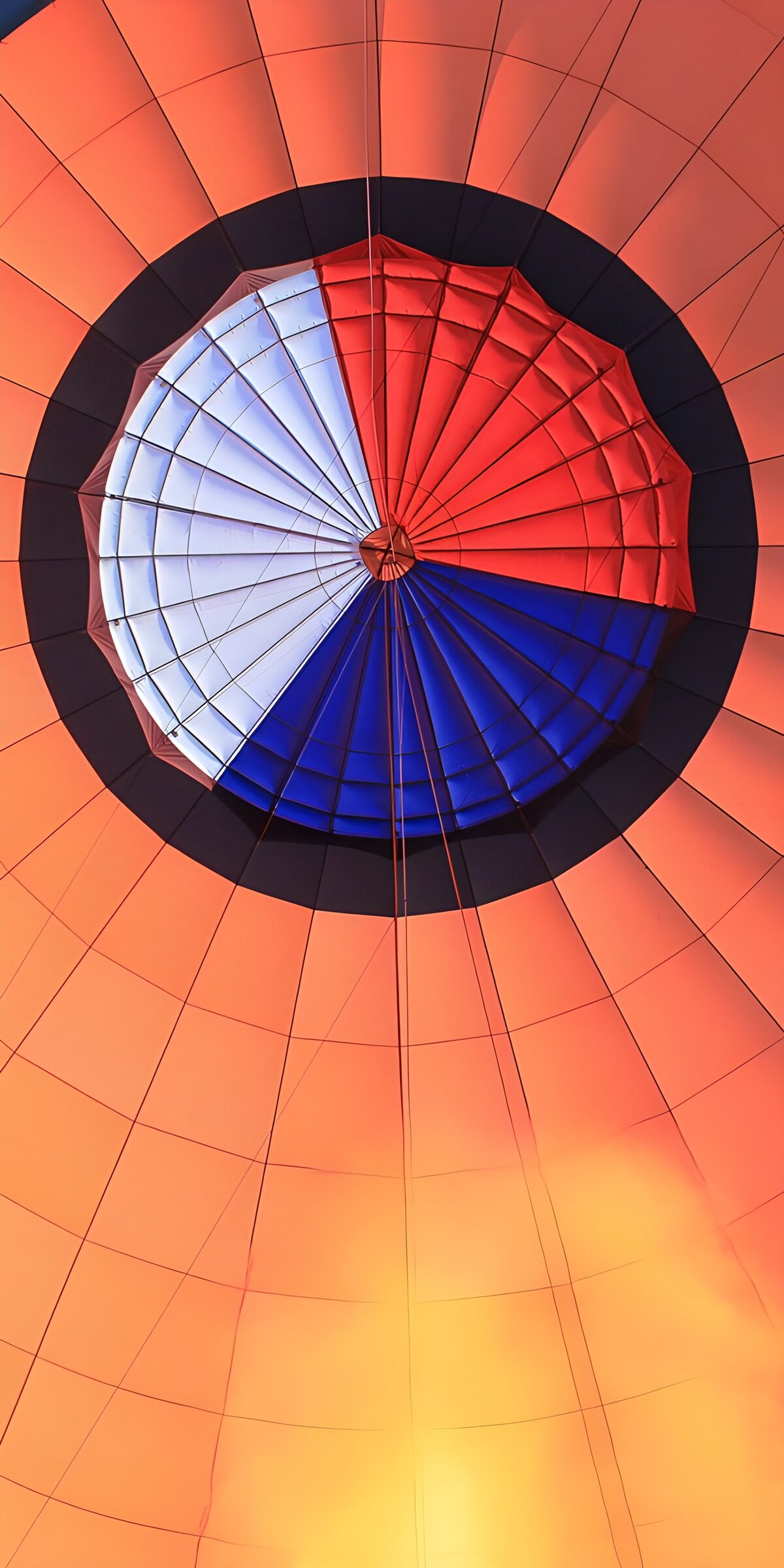 PDGIT2866788: Interno di mongolfiera a colori accesi