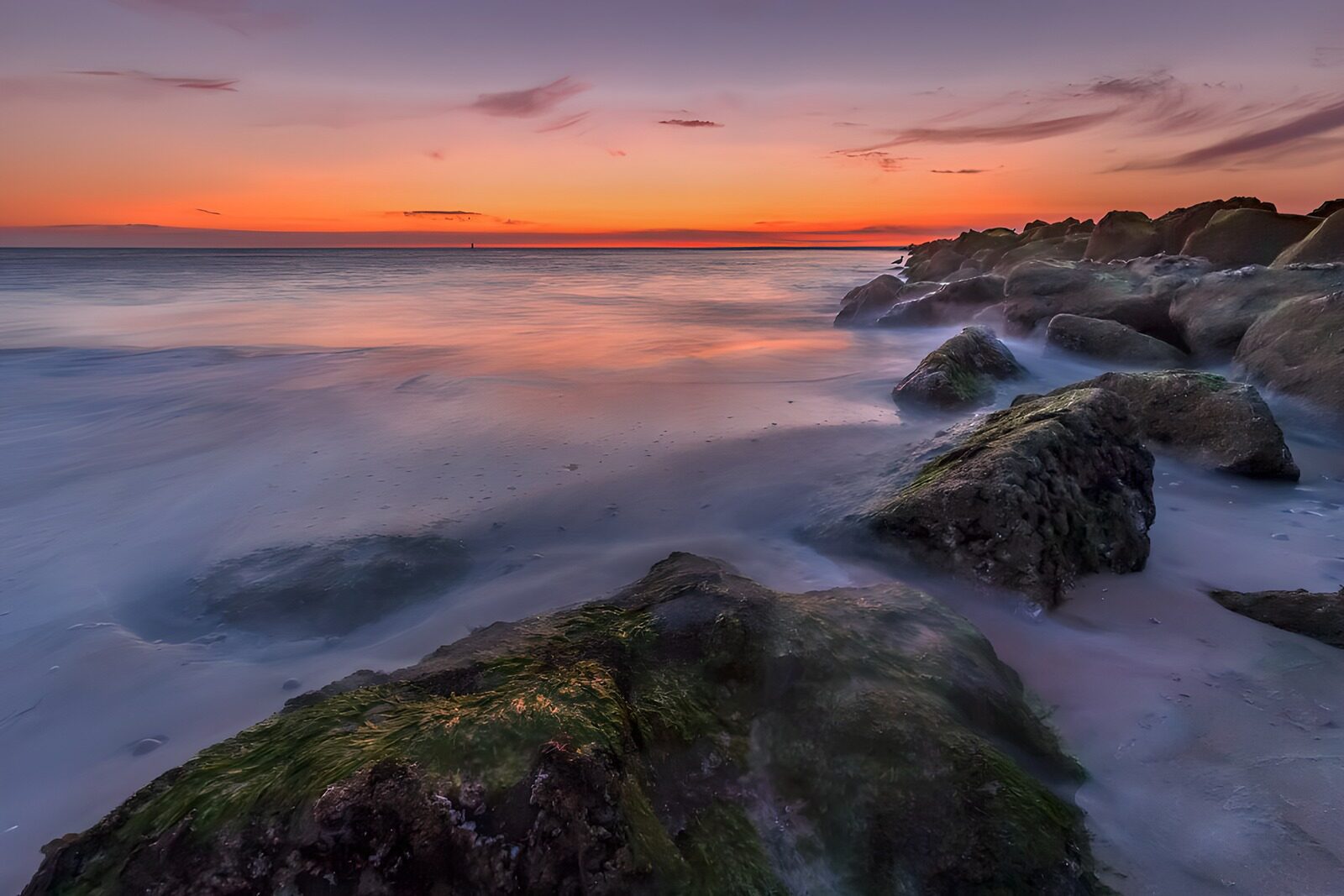 PDGIT8987898: Scogli e mare calmo al tramonto