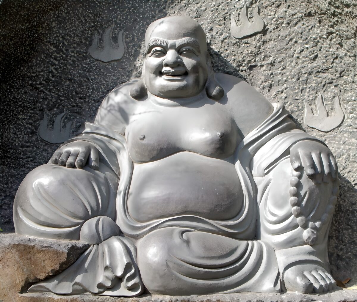 PDGIT3243060: Buddha sorridente in pietra grigia