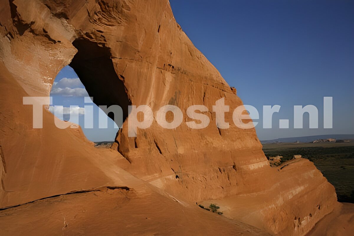 Arco di arenaria rossa sotto il cielo blu
