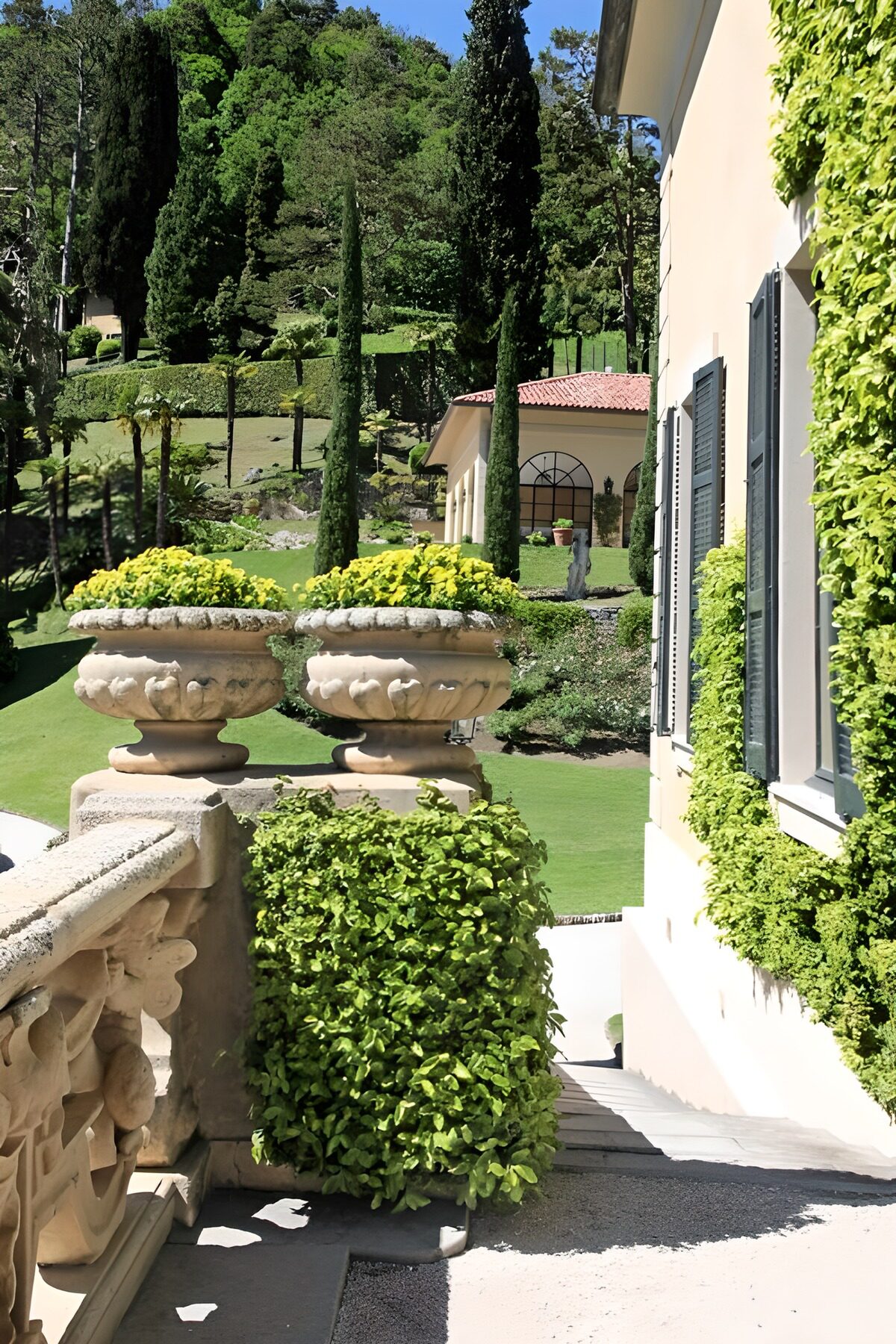 PDGIT7361714: Scala e urne nel giardino della villa