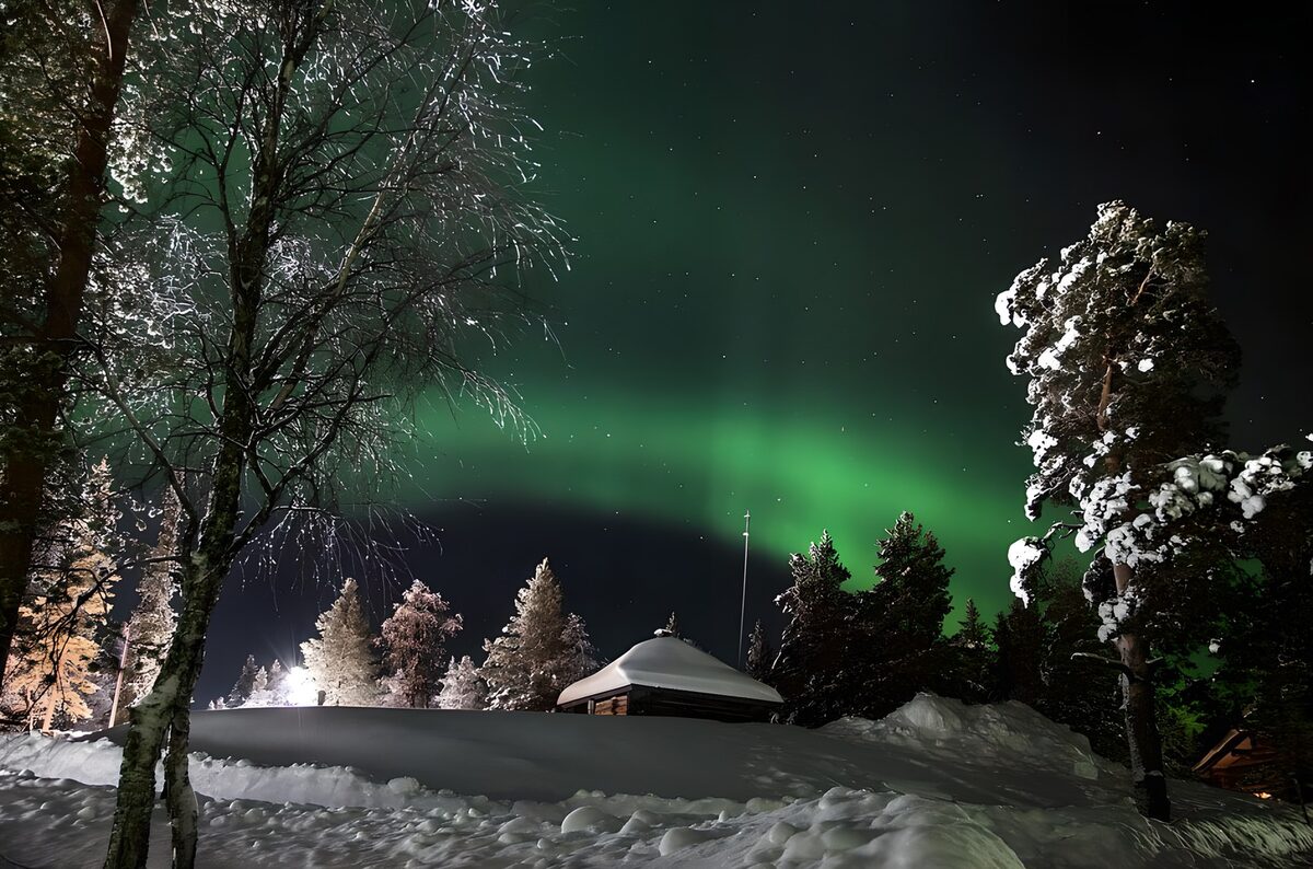 PDGIT5083015: Aurora boreale sulla capanna innevata