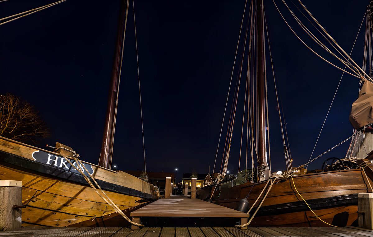 PDGIT1883009: Due velieri in legno al molo di notte
