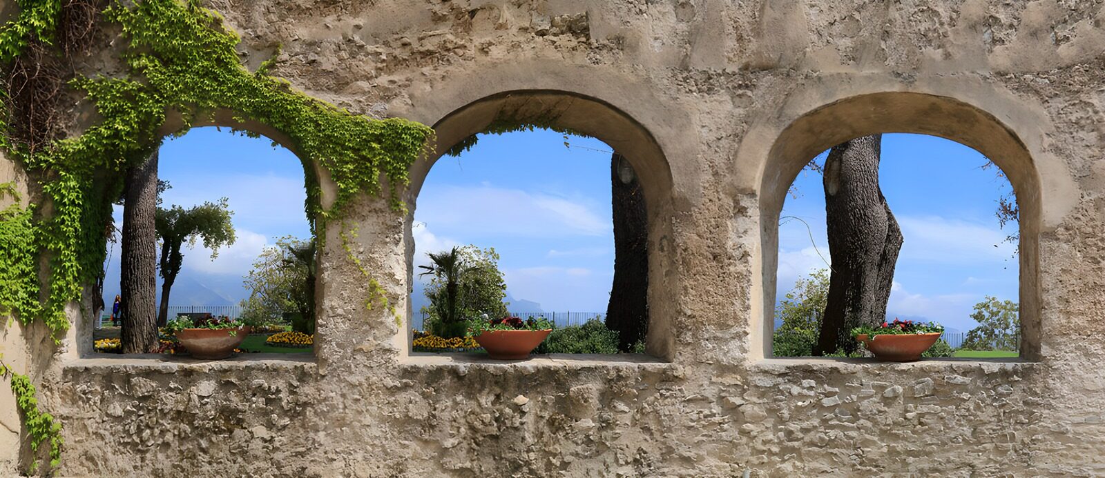 PDGIT4824182: Tre archi di pietra sul giardino al sole