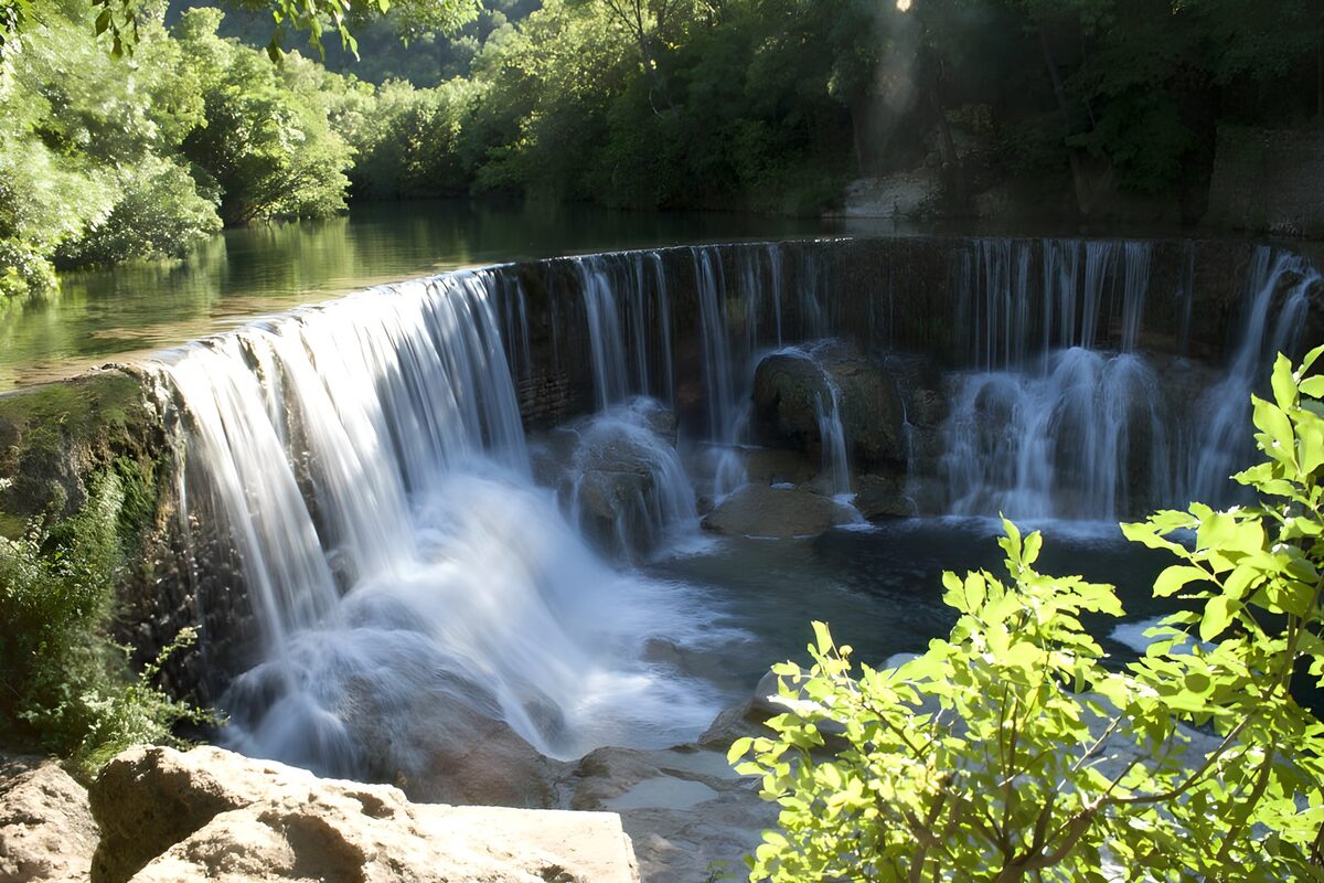 PDGIT2229247: Cascata sulla briglia tra luce e ombra