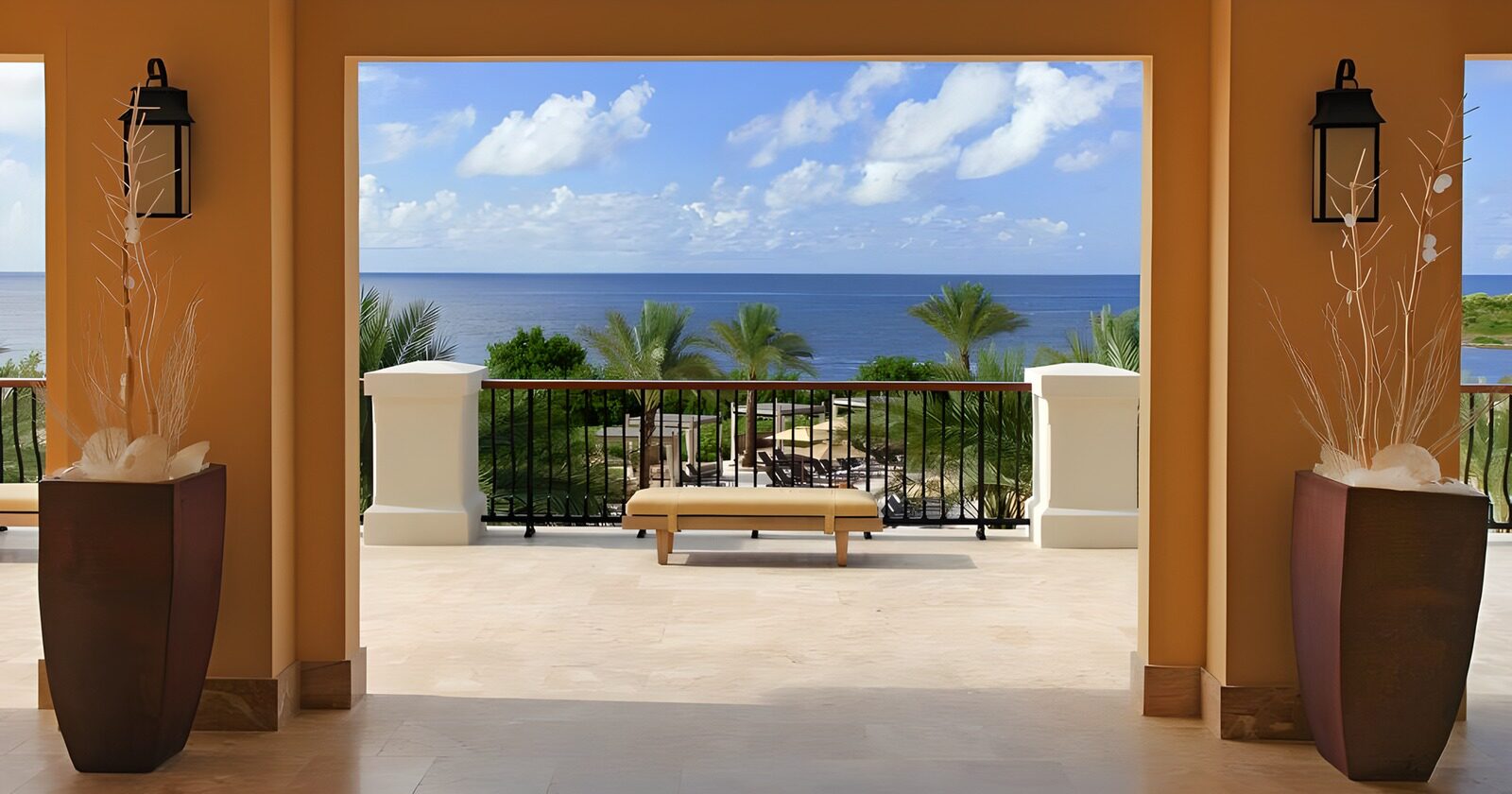 PDGIT8321543: Terrazza con palme e vista mare