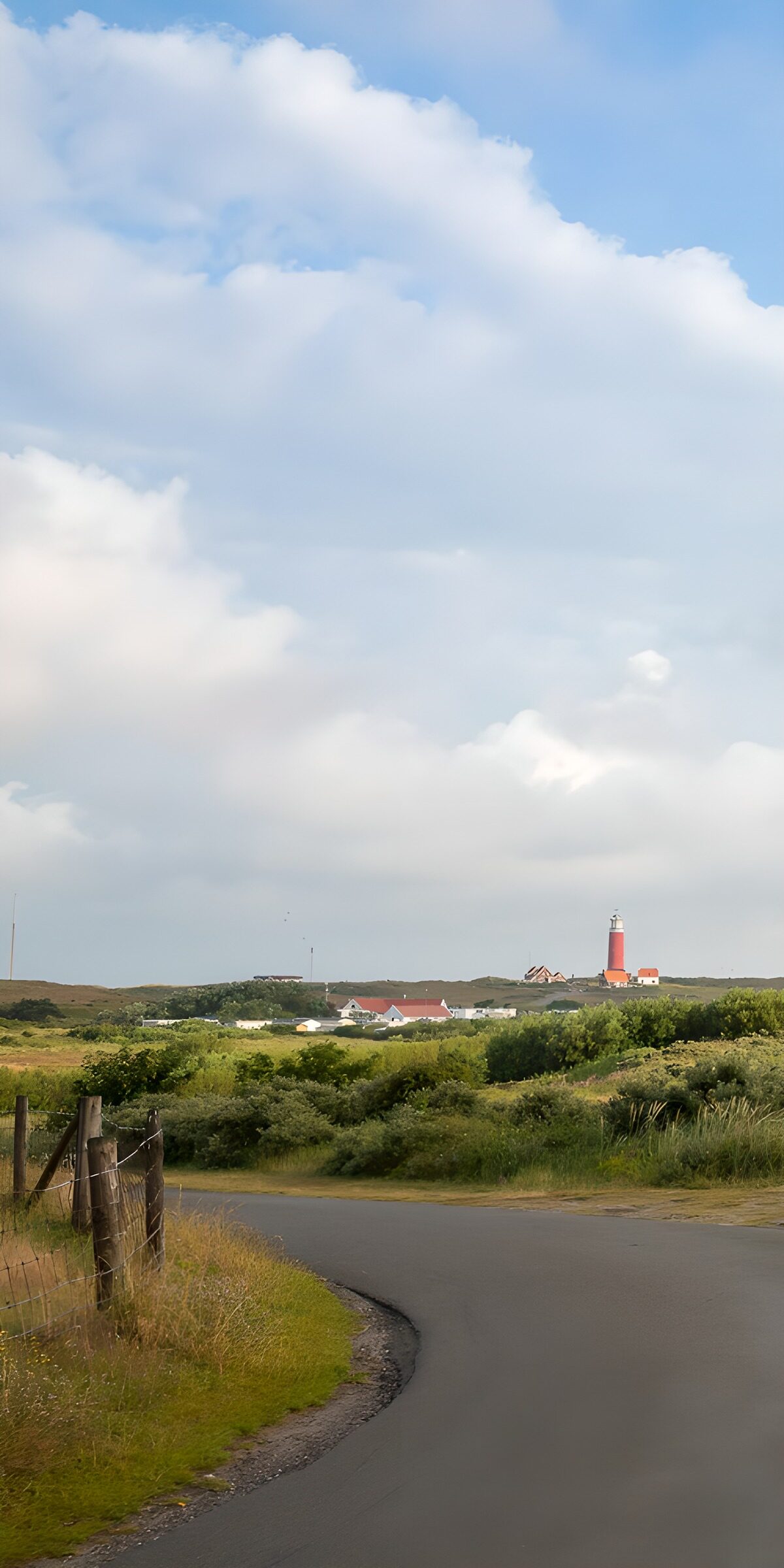 PDGIT4065508: Strada tra le dune verso il faro rosso