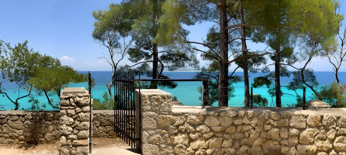 PDGIT1207711: Cancello aperto sul mare turchese