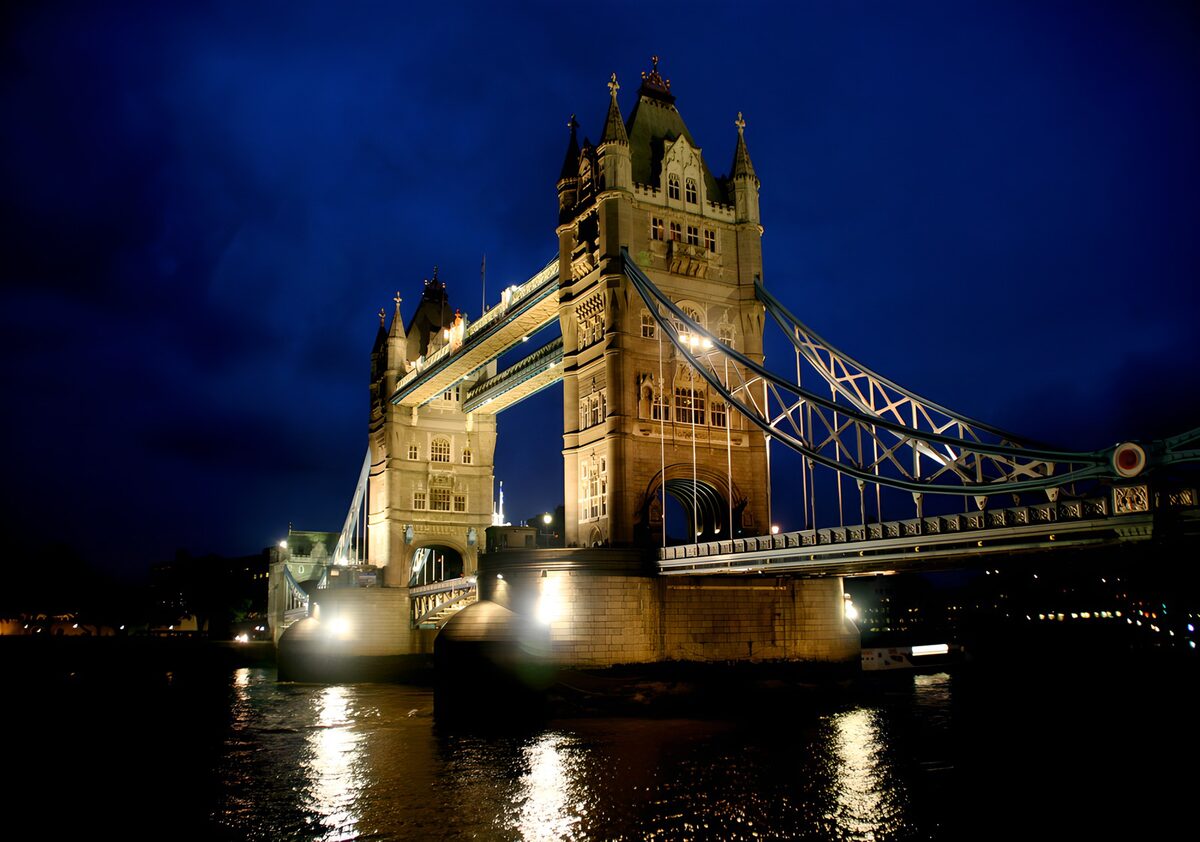 PDGIT9955245: Tower Bridge illuminato di notte