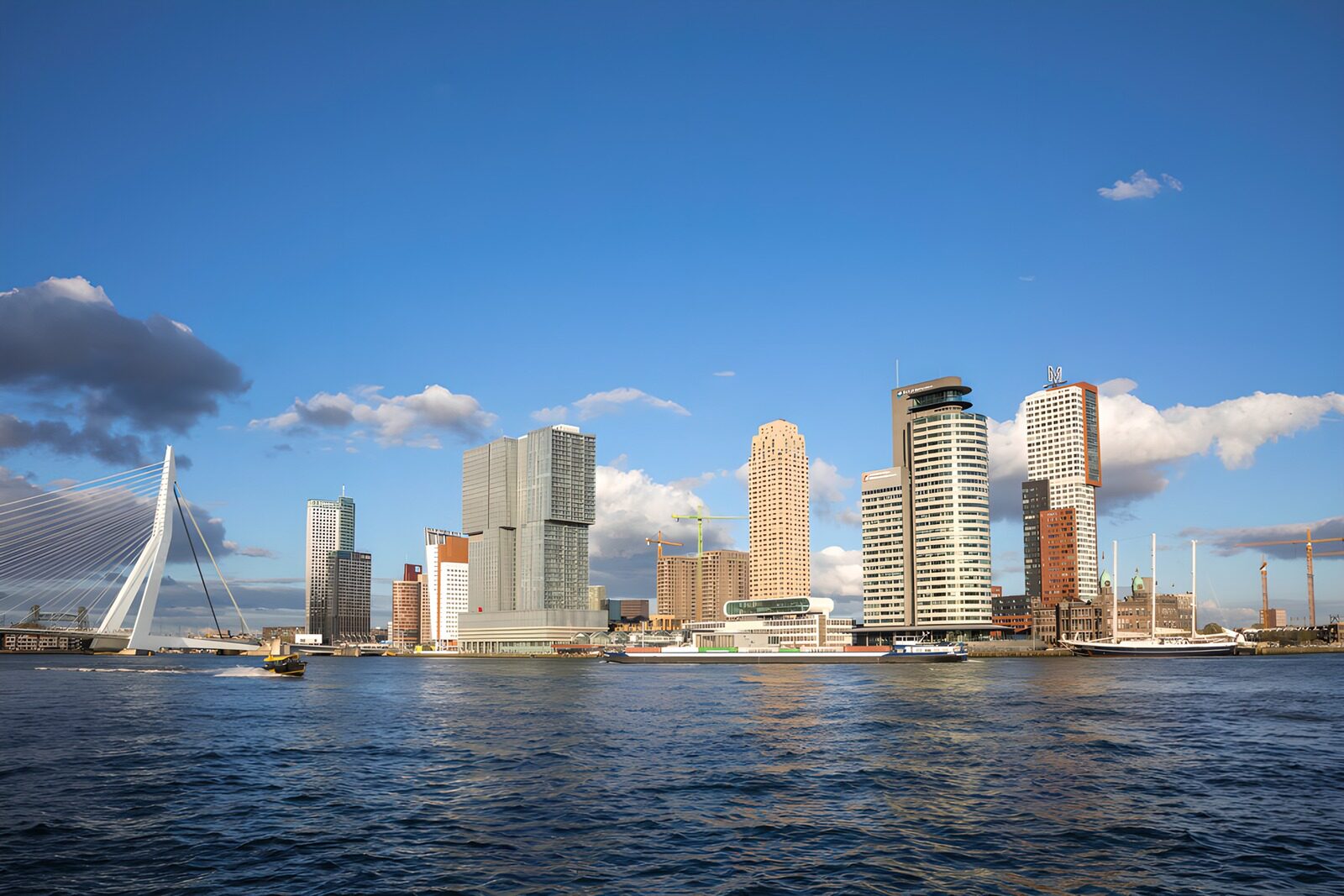 PDGIT5504682: Il ponte Erasmus e lo skyline sul fiume