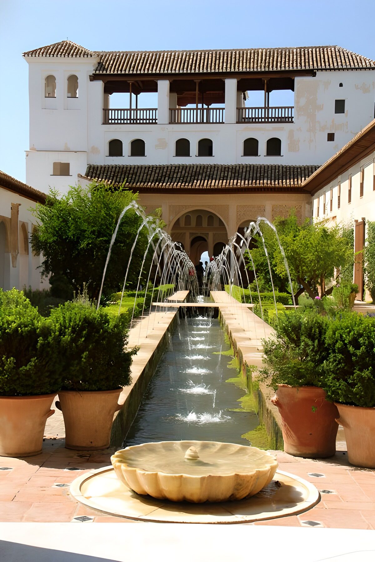 PDGIT2293203: Cortile con fontane al sole