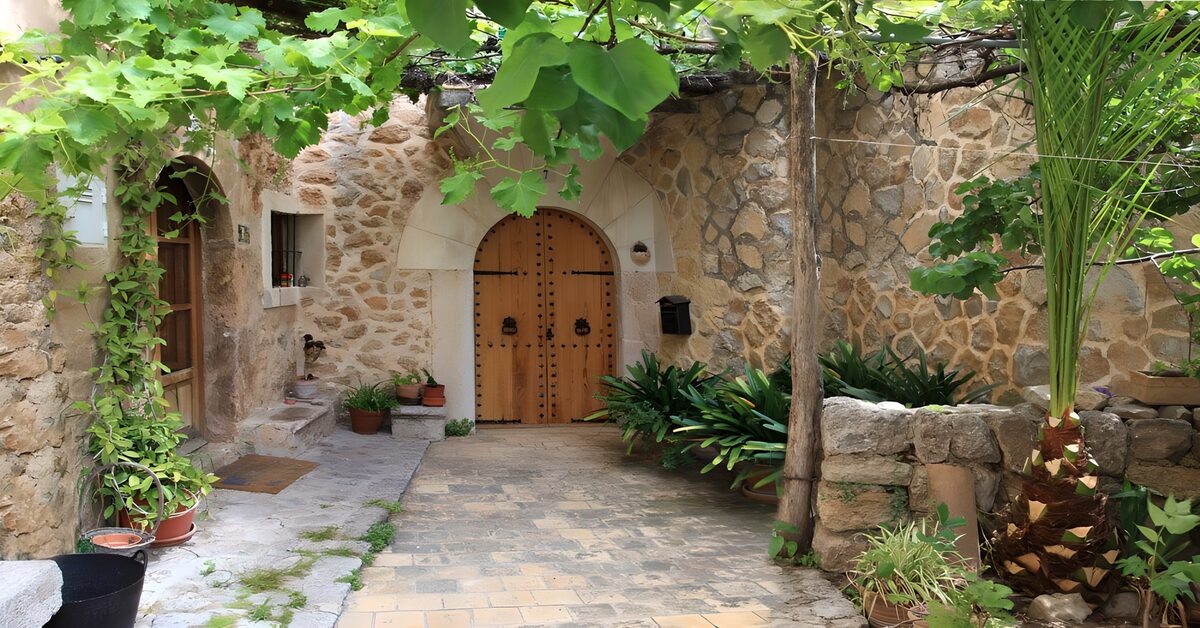 Cortile rustico tra pietra e verde