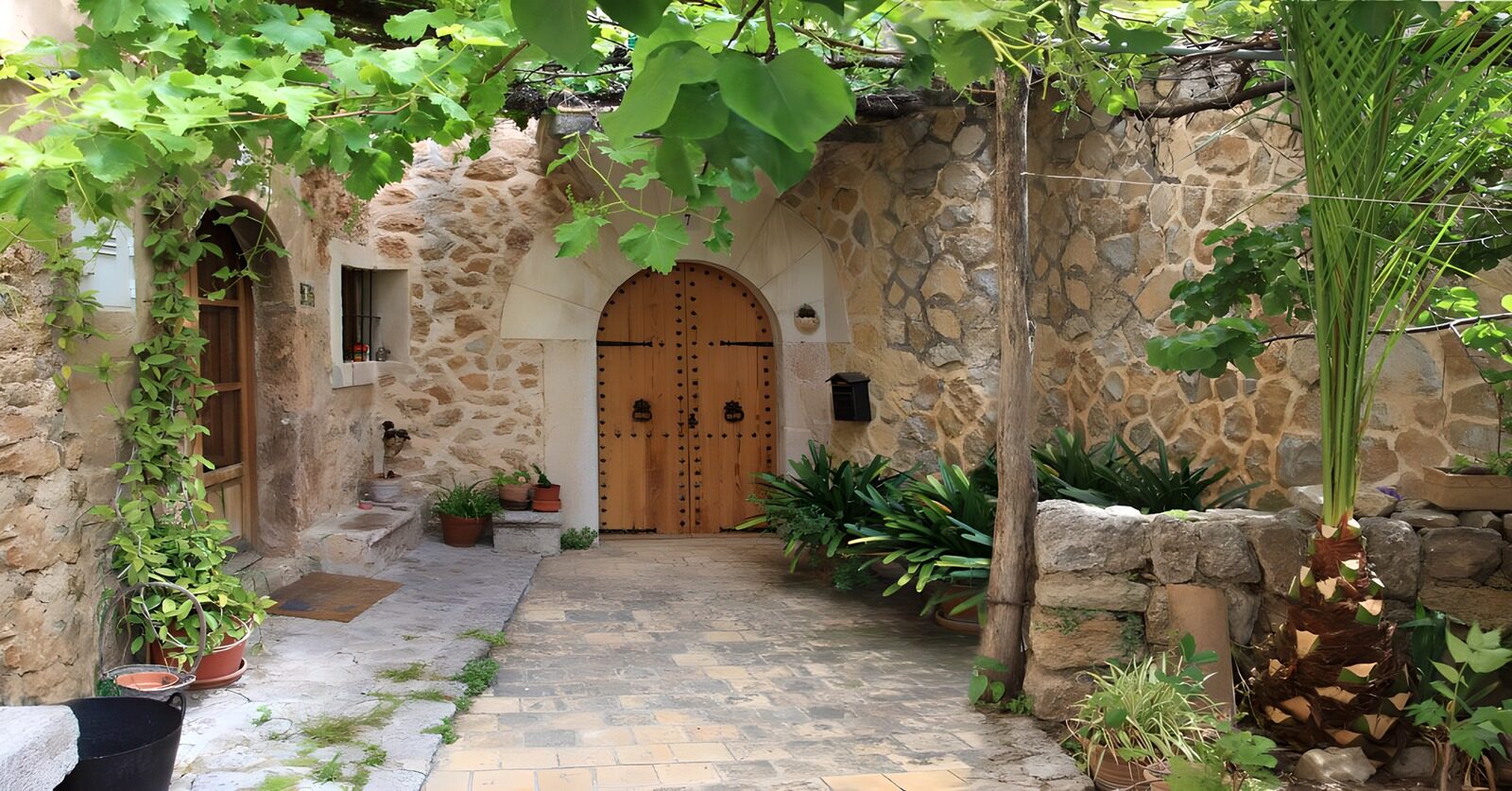 PDGIT1000845: Cortile rustico tra pietra e verde