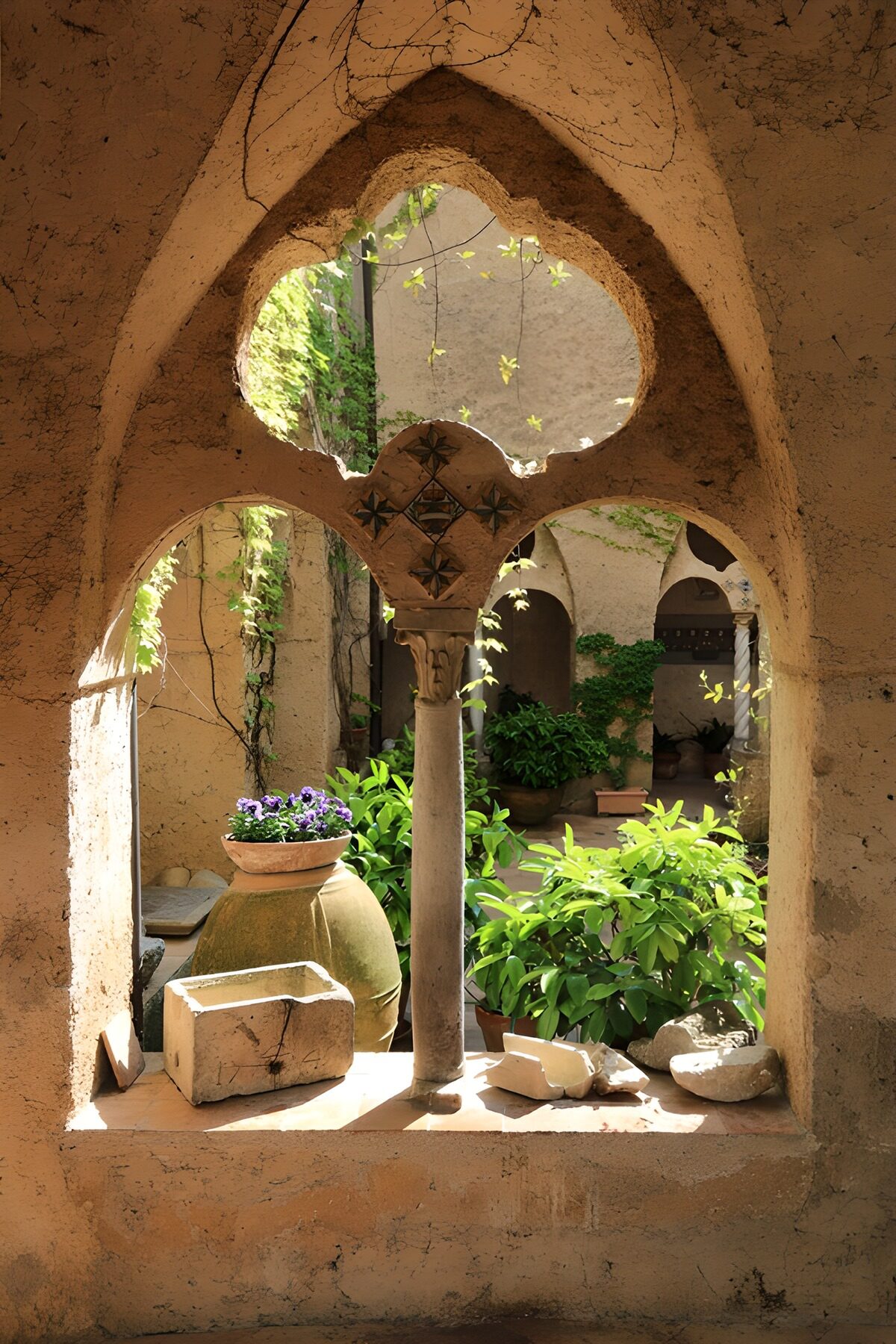 PDGIT6913378: Archi di pietra e un cortile al sole