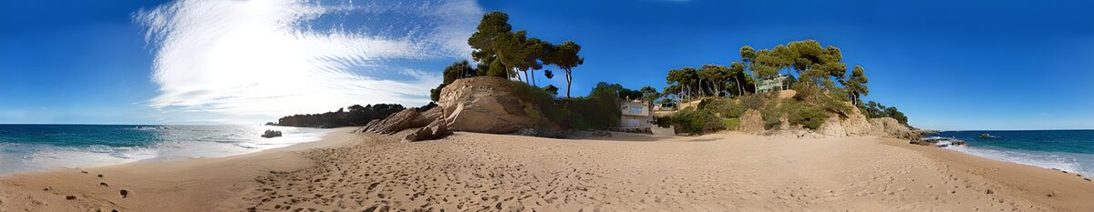 Spiaggia tra scogli chiari e mare turchese