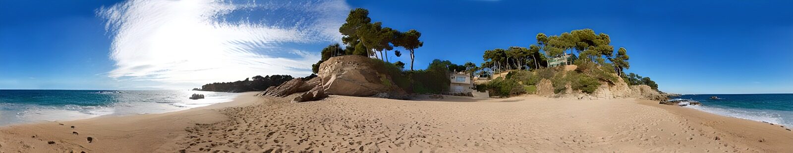 PDGIT5453376: Spiaggia tra scogli chiari e mare turchese